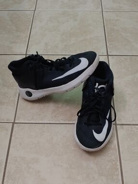 Nike KD Trey 5 Basketball Shoes Black And White Hi Top Sneakers Youth Size 6